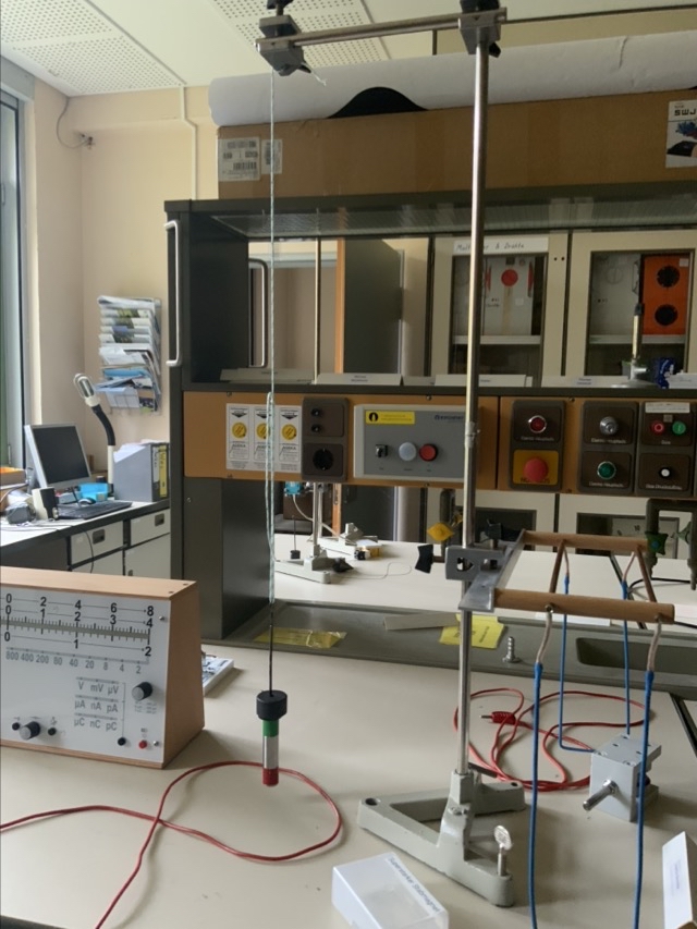 Induktion durch Zusammenziehen einer Leiterschleife 4.jpeg