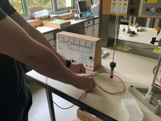 Induktion durch Zusammenziehen einer Leiterschleife 2.jpeg