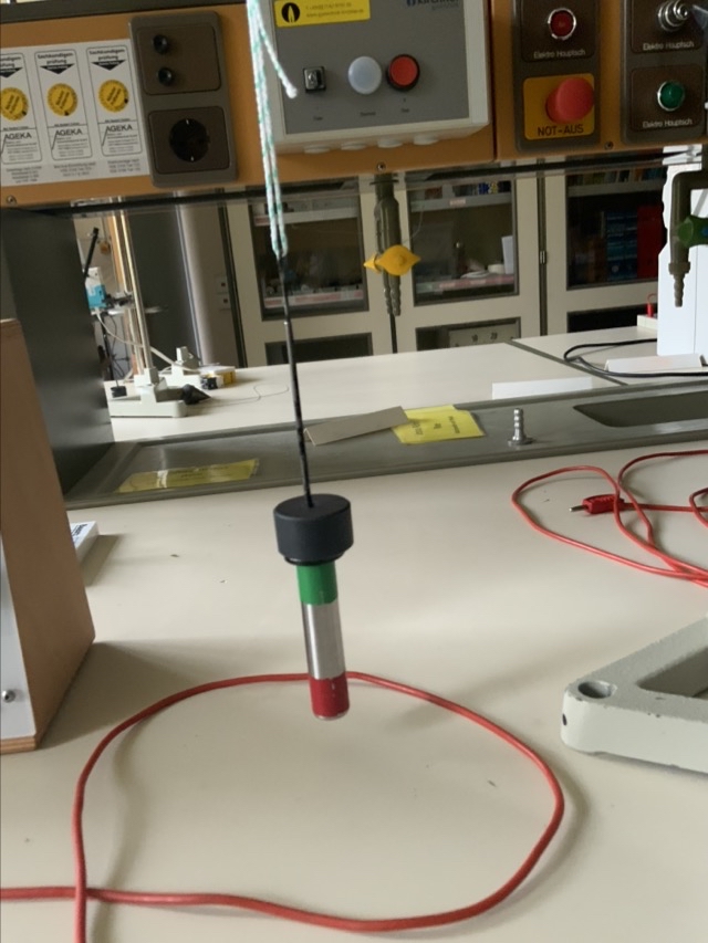 Induktion durch Zusammenziehen einer Leiterschleife 3.jpeg