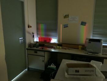 Gitter oder Geradsichtprisma einsetzen um Spektrum zu erzeugen