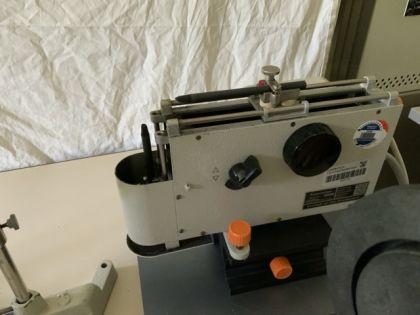 Mit dem linken Drehschalter Spitzen in der Endposition auf symmetrischen Abstand bringen. Evtl. Spitzen an den Schrauben verschieben